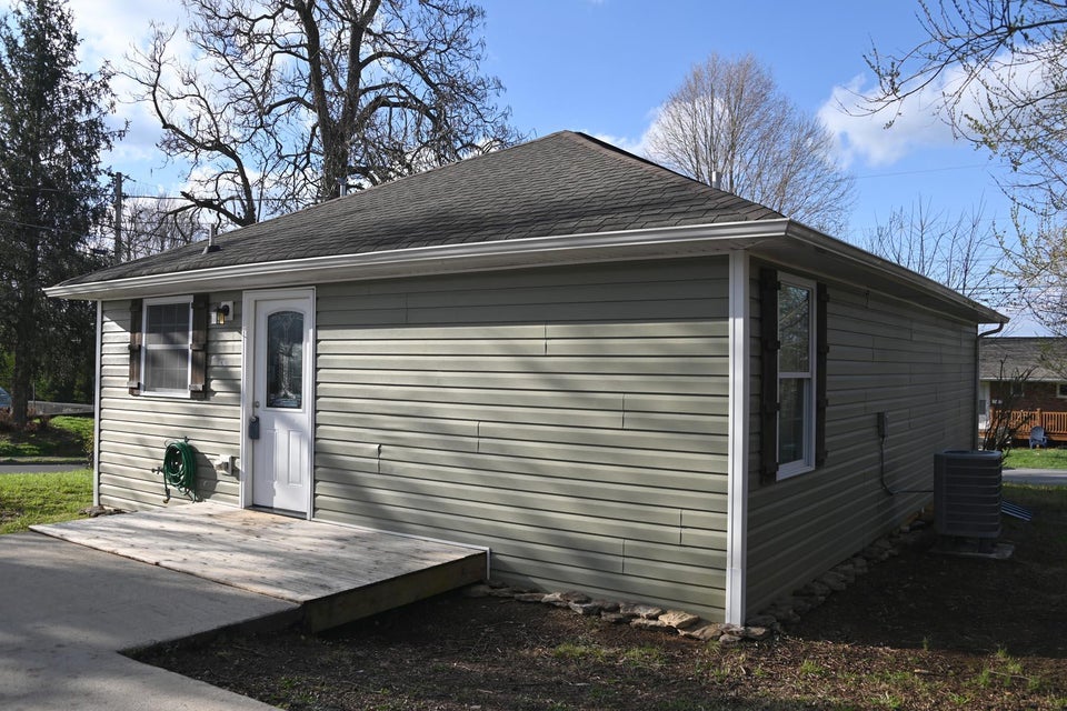 Photo #3: 1921 Wheeler Street
