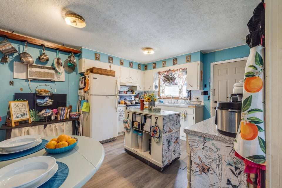 Photo #9: 1305-11 Highpoint Avenue