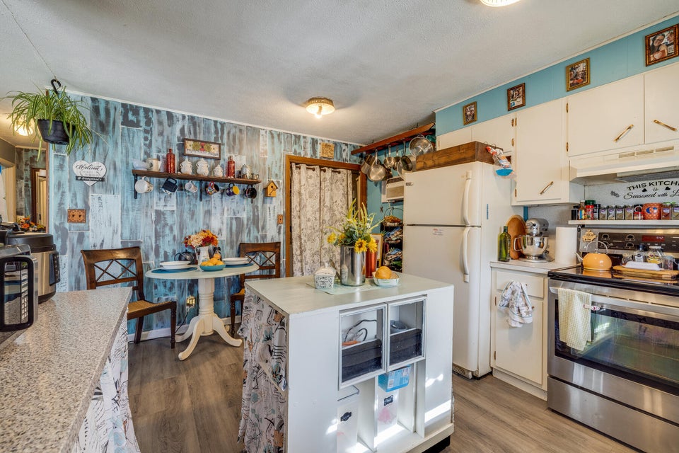 Photo #10: 1305-11 Highpoint Avenue