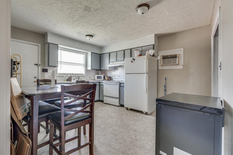 Photo #43: 1305-11 Highpoint Avenue