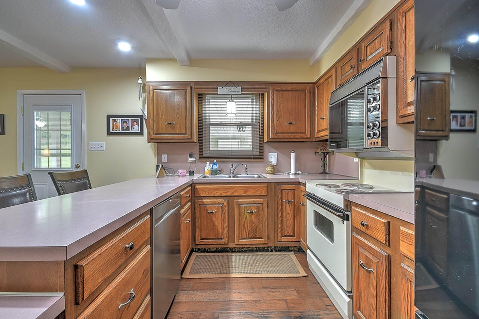 Photo #9: 300 Larkspur Drive