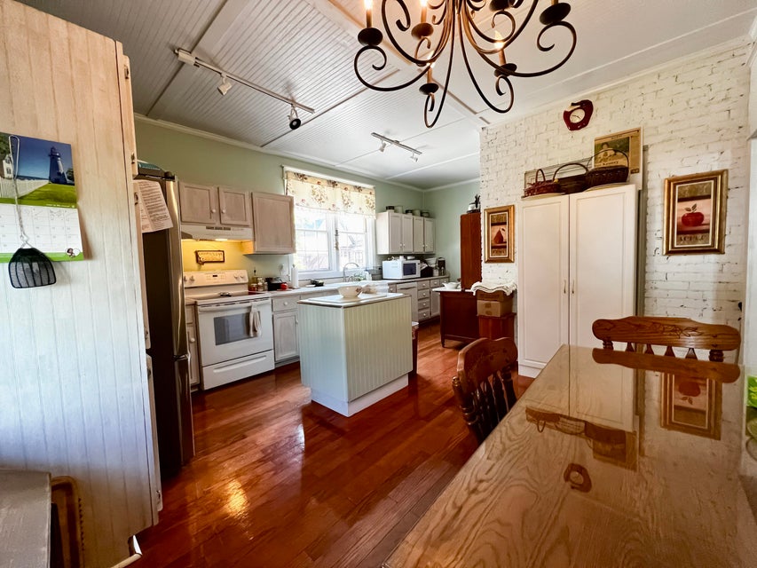 Photo #9: 402 Irish Street