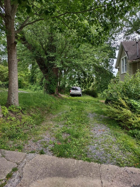 Photo #4: 919 Russell Street