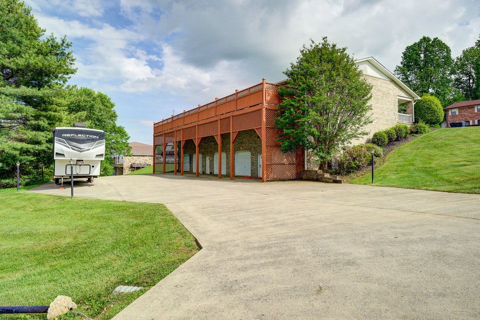 Photo #5: 101 Crestview Dr. Drive