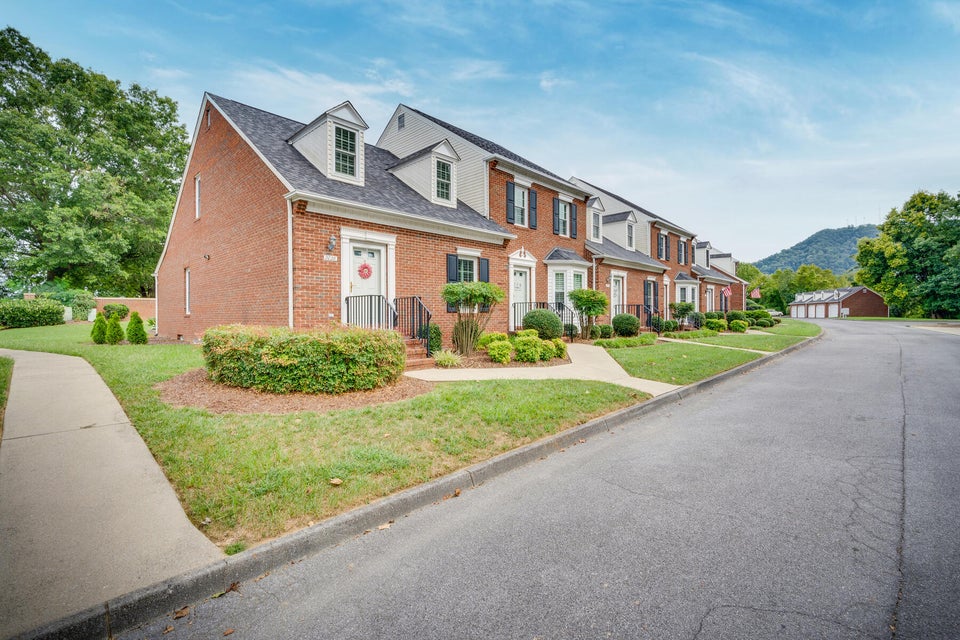 Photo #2: 2028 Manor Court