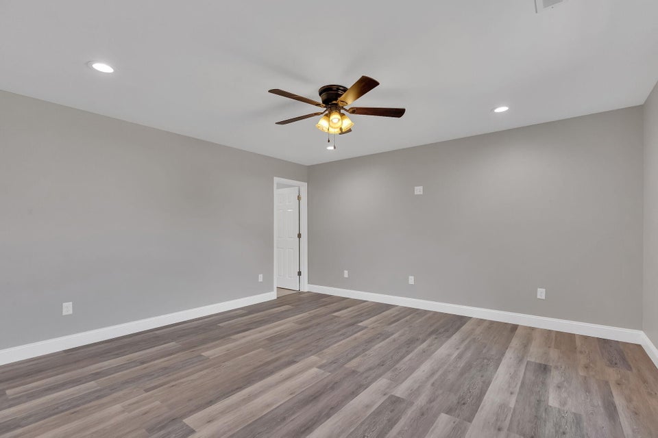 Photo #17: 118 Maple Crest Drive
