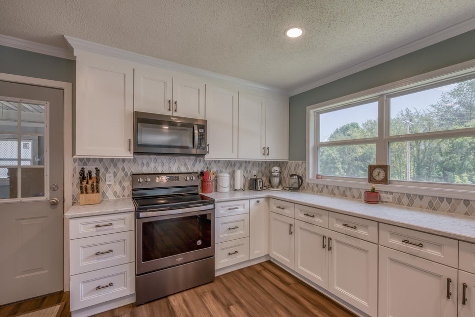 Photo #11: 122 Fairlawn Drive