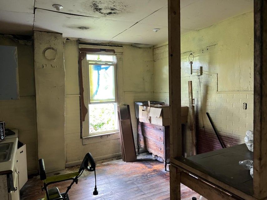 Photo #11: 903 Virginia Avenue