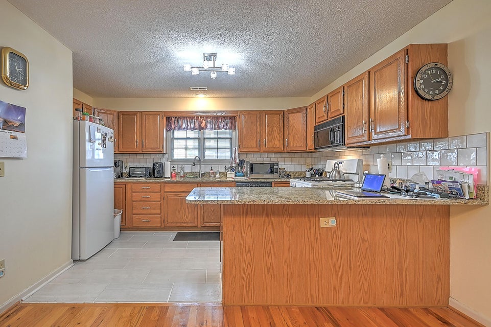 Photo #34: 1725 Lakeview Drive
