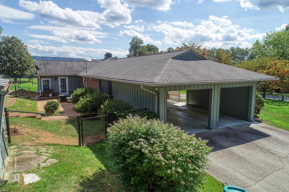 Photo #16: 220 Maple Avenue