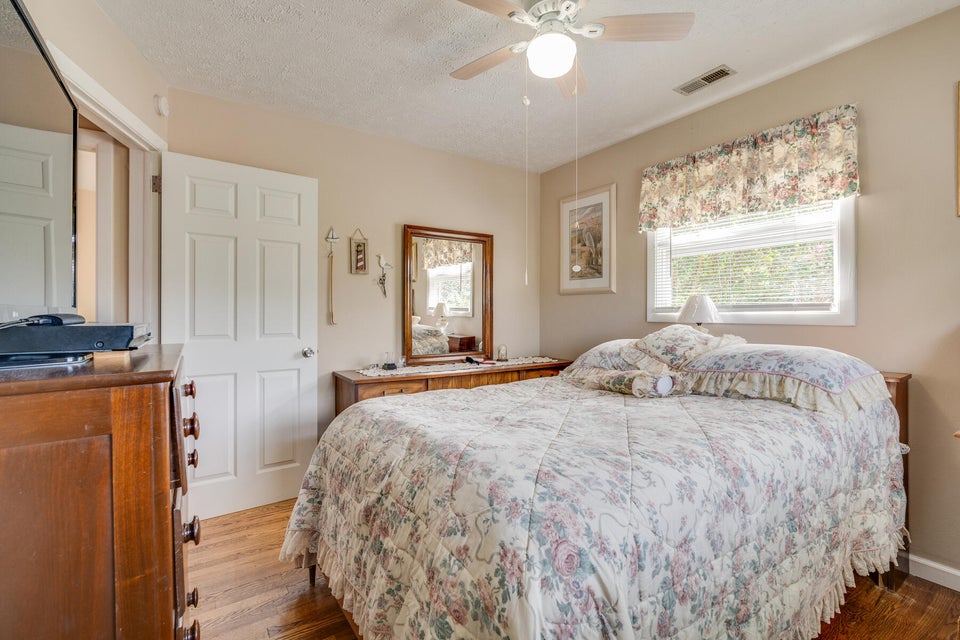 Photo #14: 909 Quillen Street