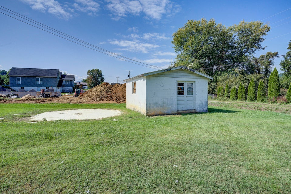 Photo #27: 733 Maple Avenue