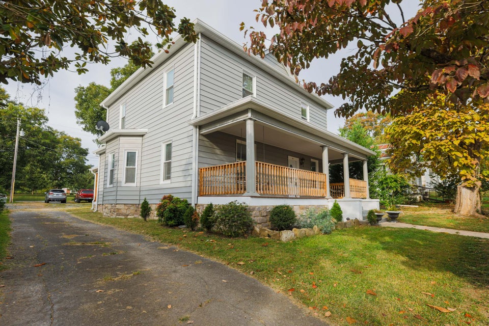 Photo #3: 305 Delaware Street