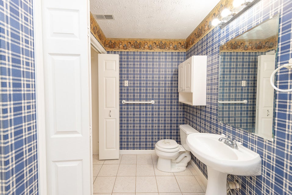Photo #60: 923 Phyllis Street