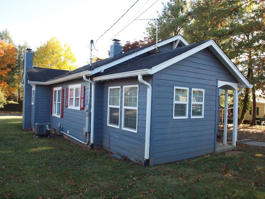 Photo #3: 805 Lawrence Avenue