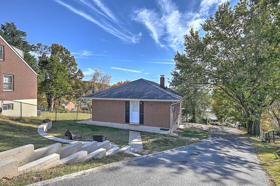Photo #3: 210 Edward Street