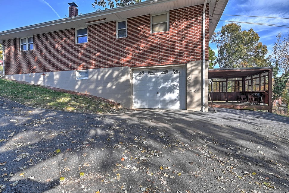 Photo #4: 210 Edward Street