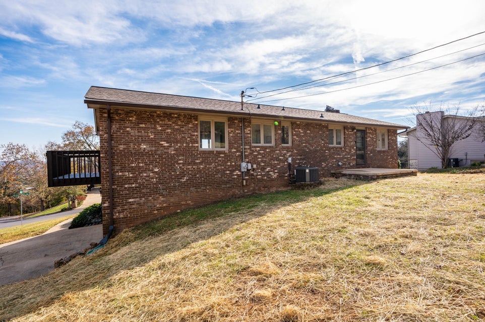 Photo #38: 1120 Drumcastle Avenue