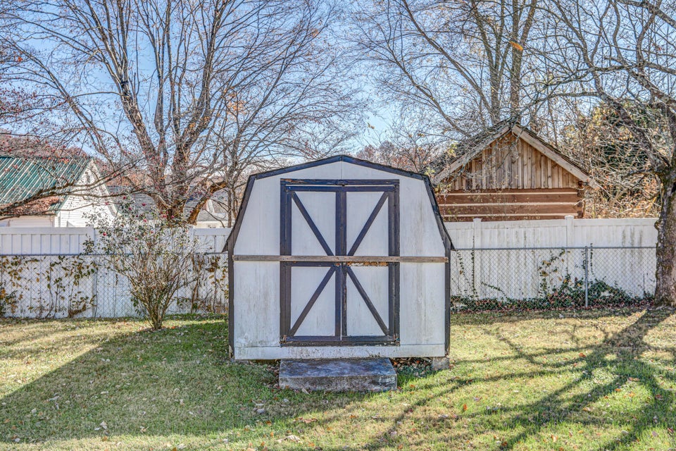 Photo #10: 209 Gibson Street