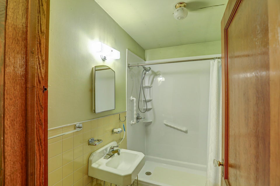 Photo #32: 209 Gibson Street