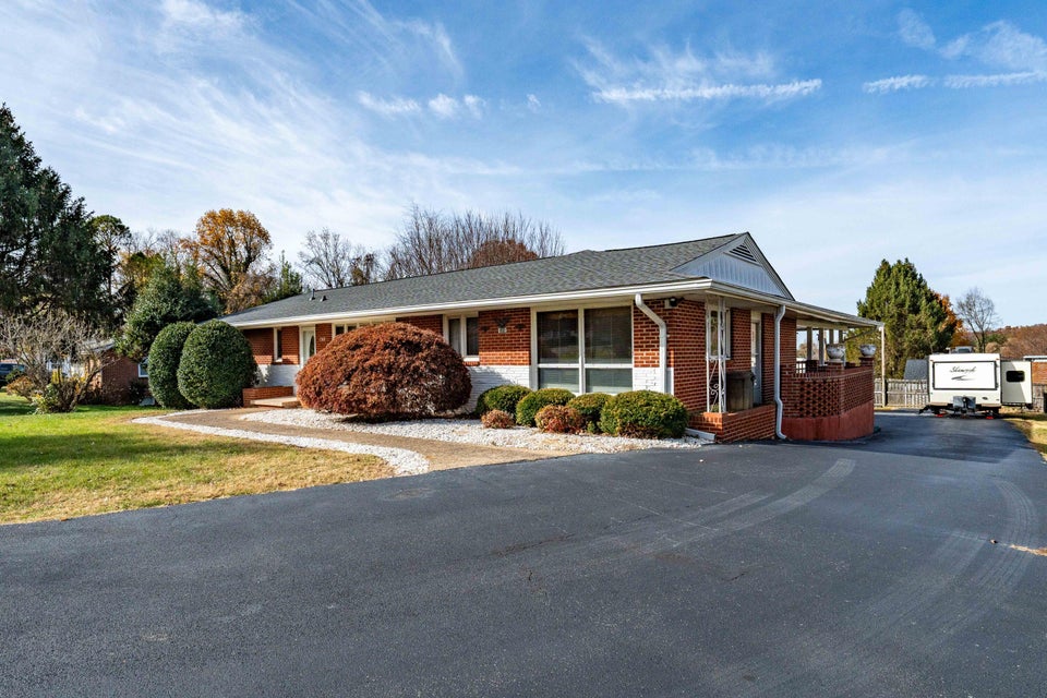 Photo #4: 1308 Lynnwood Drive