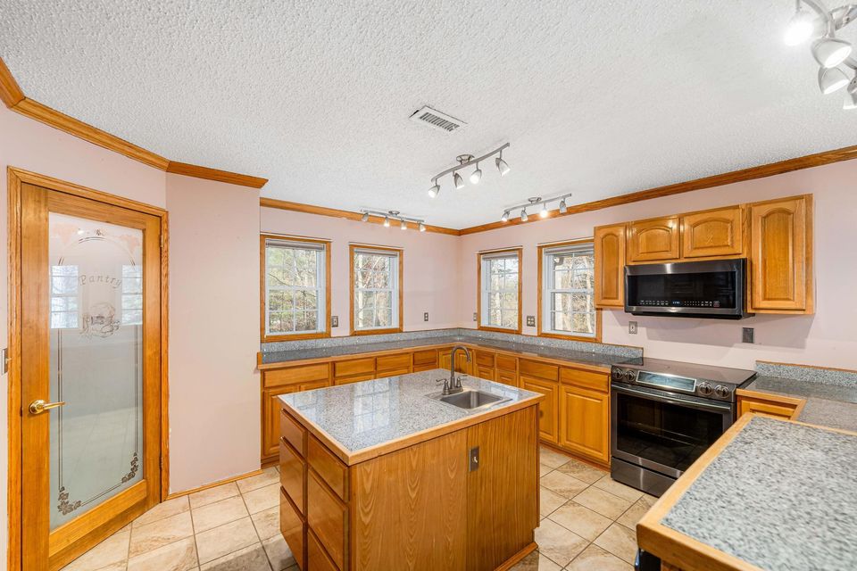 Photo #39: 695 Chestnut Drive