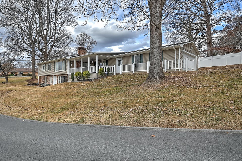 Photo #4: 606 Golf Course Drive