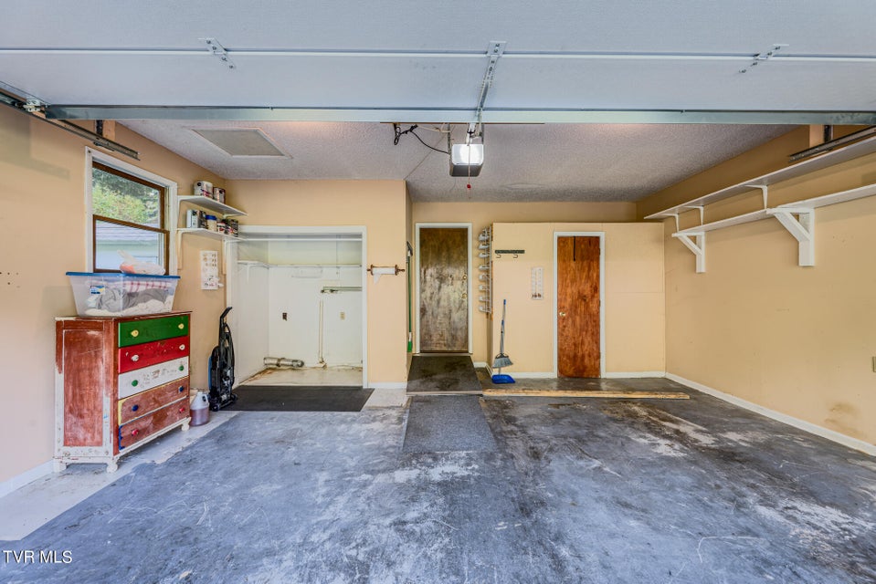 7440 Pin Oak Circle, Bristol, Virginia 24202 // Apple.Re