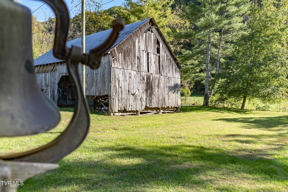 Photo #33: 865 Shelleys Road