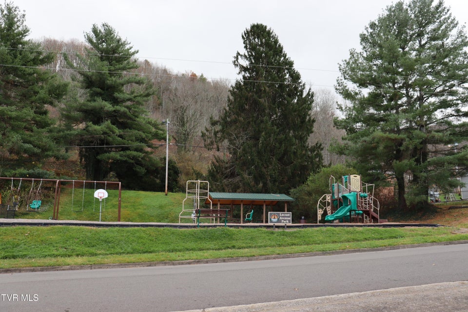 Photo #11: 309 Kentucky Avenue