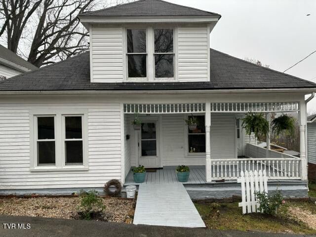 Photo #2: 911 Russell Street