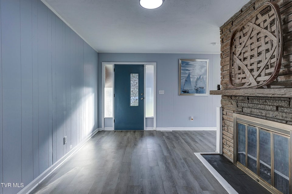 Photo #7: 910 Elm Avenue