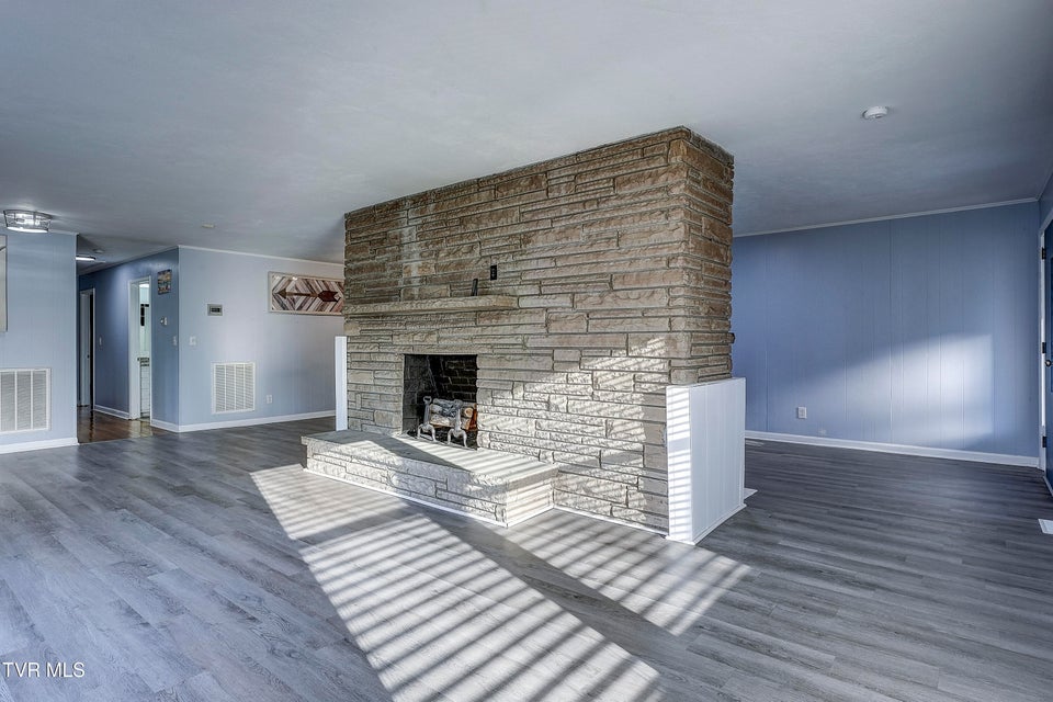Photo #12: 910 Elm Avenue