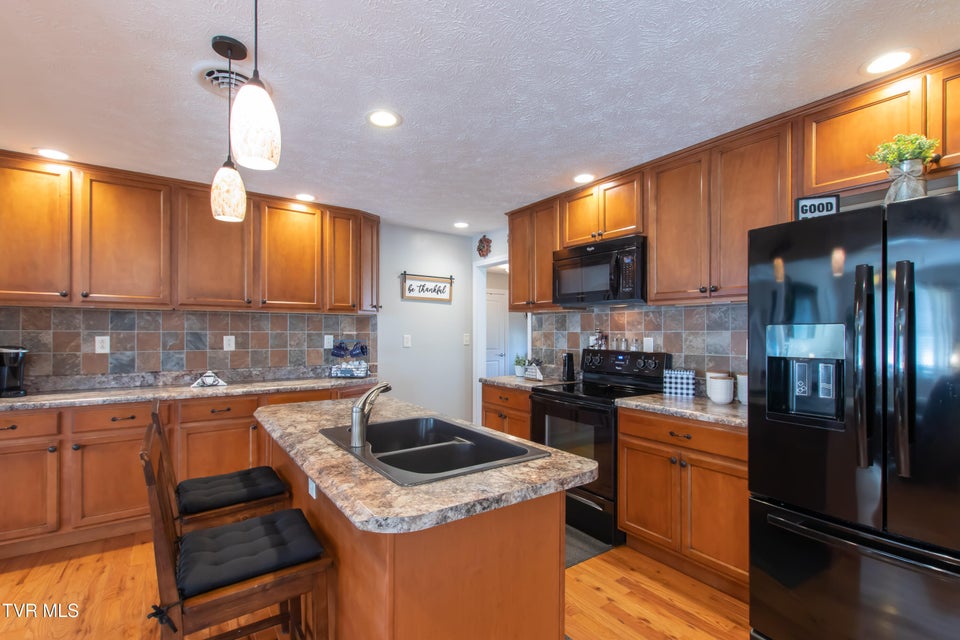 Photo #8: 615 Monte Vista Drive