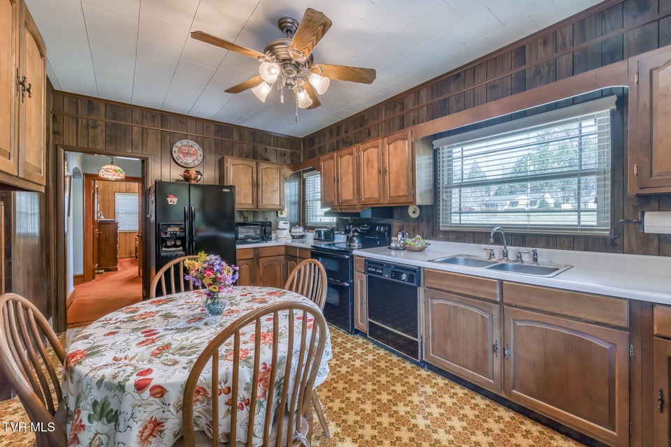 Photo #18: 615 Parkway Boulevard
