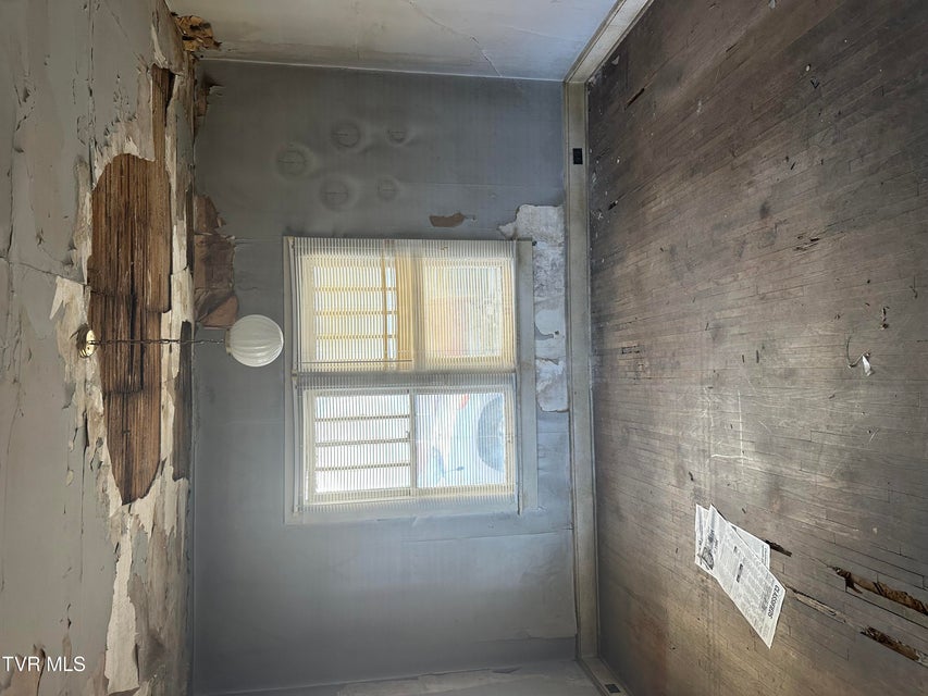 Photo #7: 705 Fairview Avenue