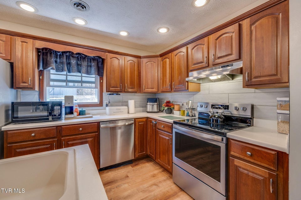 Photo #13: 736 Fleetwood Avenue