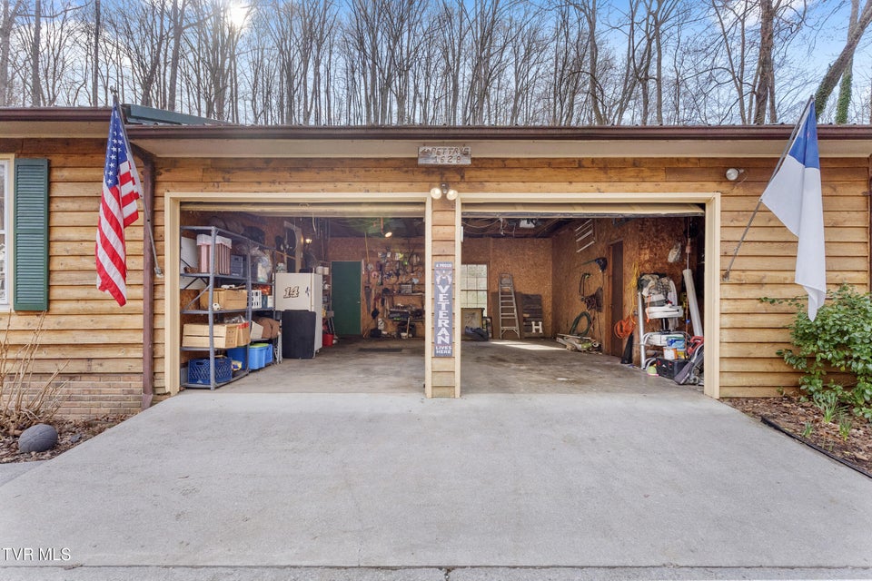 Photo #8: 1628 Valleyview Drive