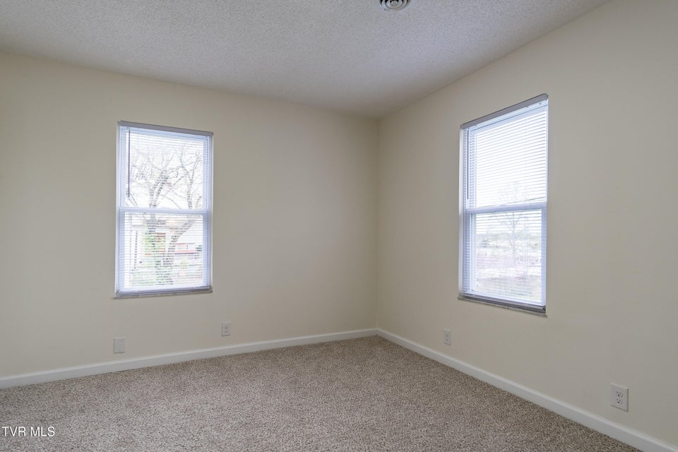 Photo #8: 946 Woodside Drive