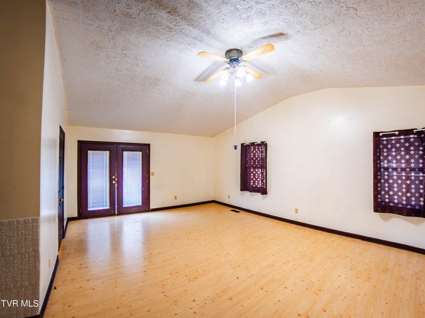 Photo #10: 193 Henard Road