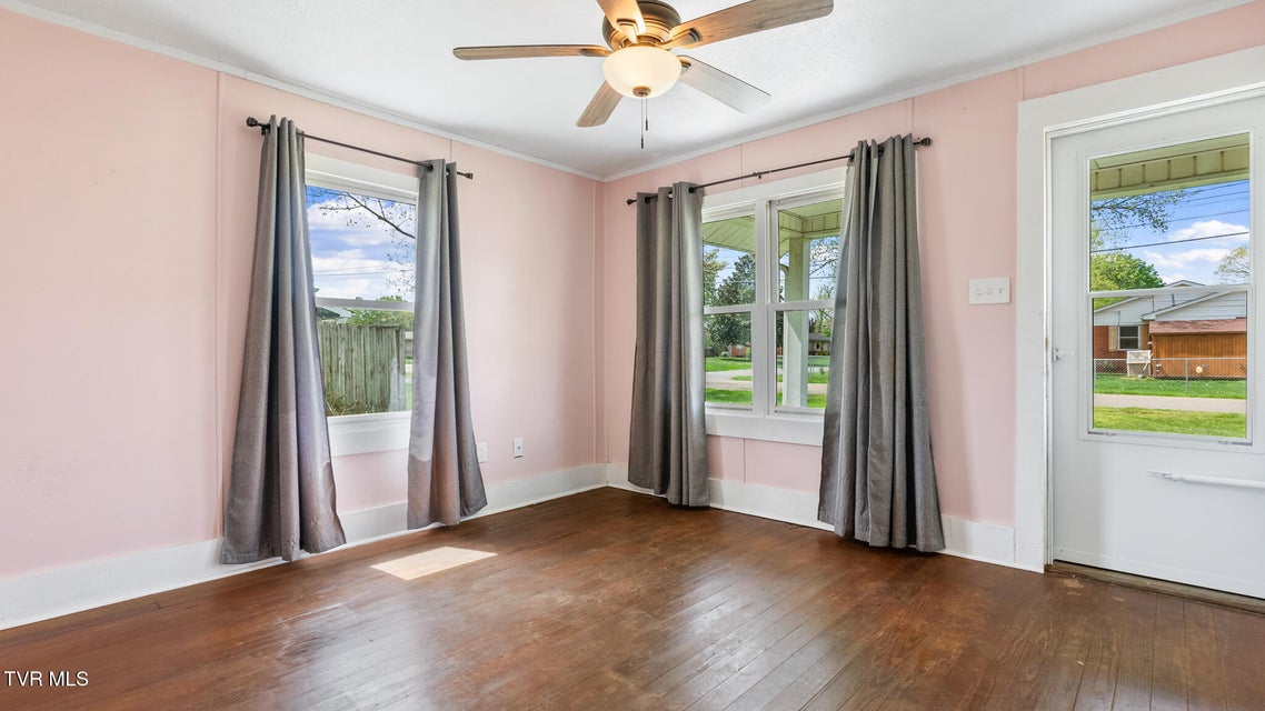 Photo #6: 304 Ridgelawn Avenue