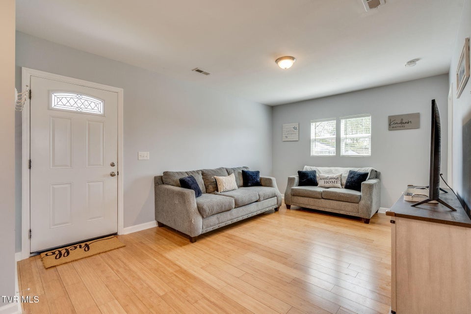 Photo #4: 924 Campbell Street