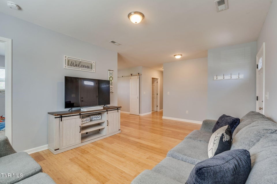 Photo #5: 924 Campbell Street