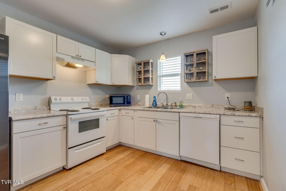 Photo #7: 924 Campbell Street