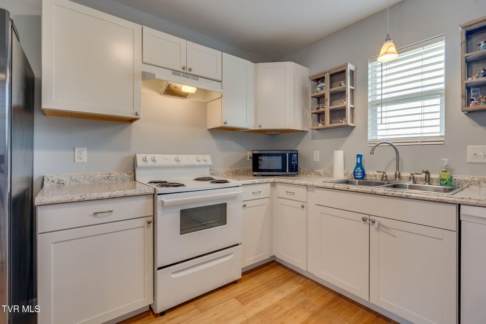 Photo #8: 924 Campbell Street
