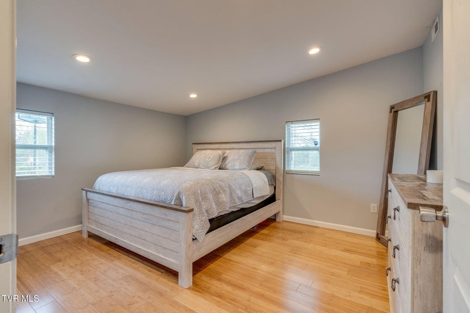 Photo #9: 924 Campbell Street