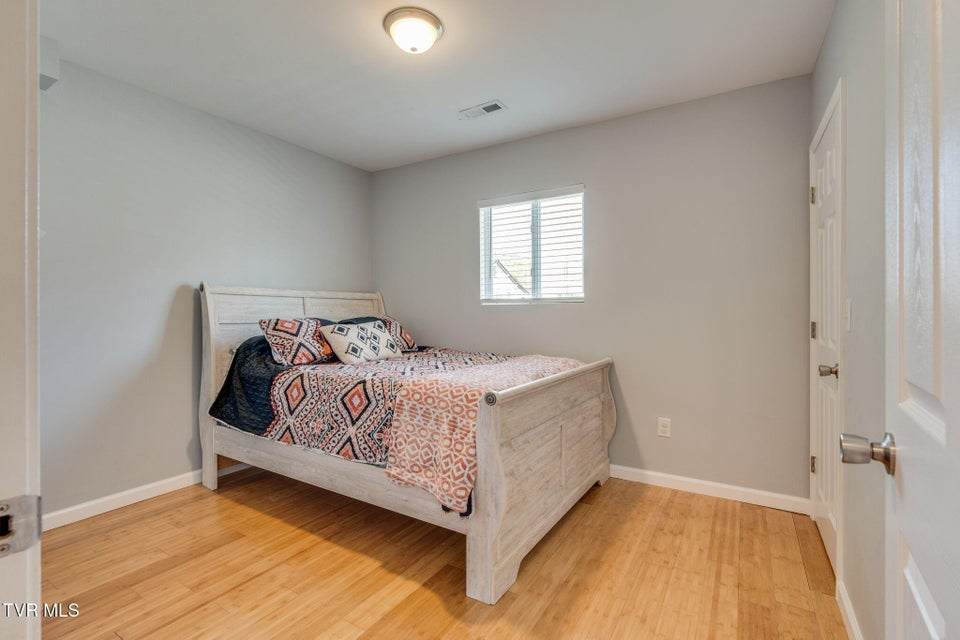 Photo #12: 924 Campbell Street