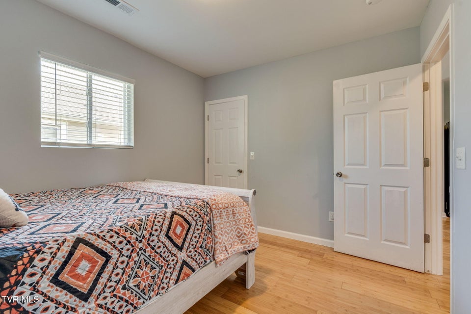 Photo #14: 924 Campbell Street