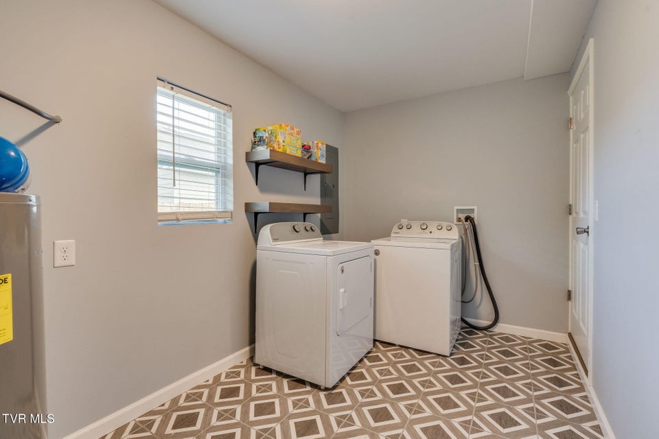 Photo #18: 924 Campbell Street