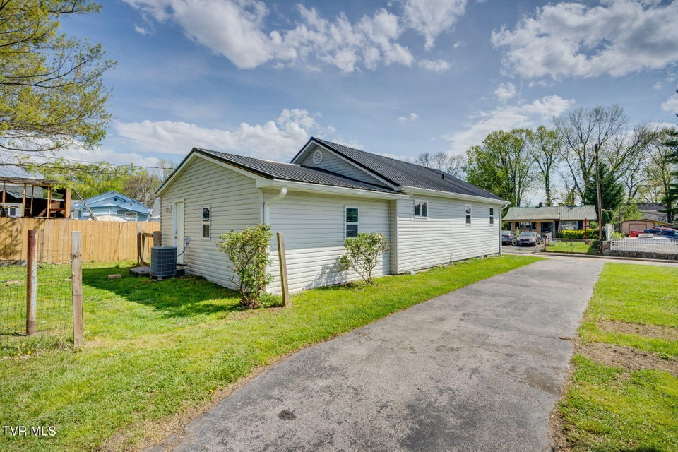 Photo #22: 924 Campbell Street